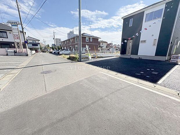 【駐車スペース】 並列２台可能♪アスファルト舗装されていて雑草問題などもなくきれいを保てます♪