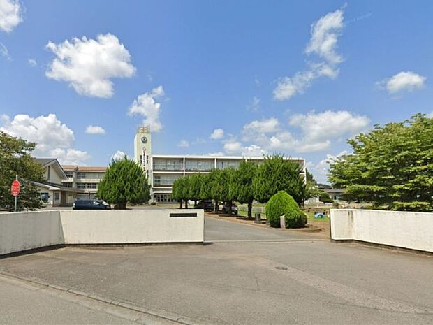 結城市立城南小学校 1500m児童数計589人、学級数は普通18、特支10。（令和５年４月時点）