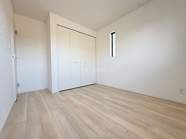 【洋室５．２帖】 全居室収納付きでお部屋すっきり過ごせます♪