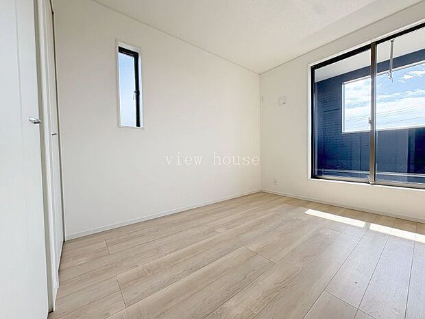 【洋室５．２帖】 南面明るいお部屋♪