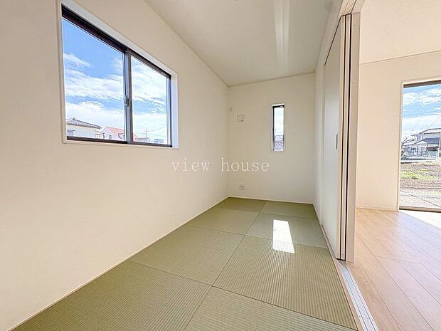 【洋風和室４．５帖】 お子様が風邪をひいたときなどお布団を敷いて一緒に寝ることもできる縦長和室♪扉もついているので、ＬＤＫとも仕切れます♪