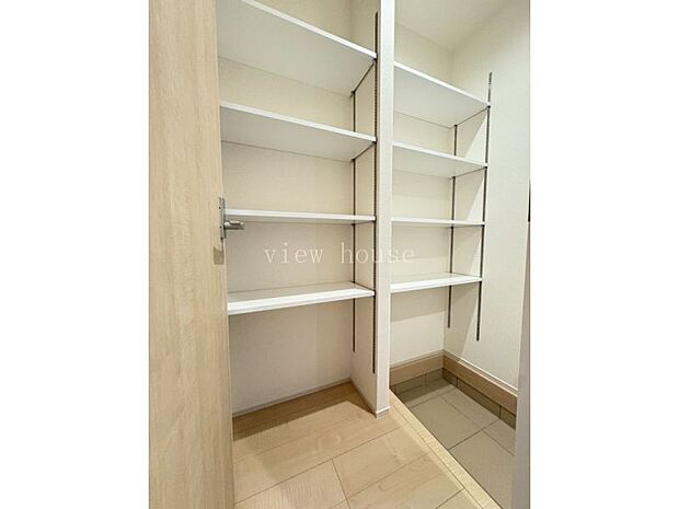 【シューズクローク】 靴はもちろん♪お子様の部活用品などもきれいに収納できそうです。