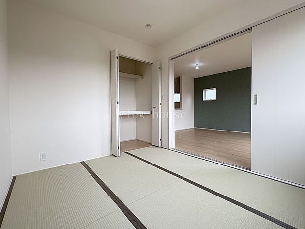 【洋風和室5.25帖】 リビングに隣接しているためお子様が小さいうちは子供部屋にもいいですね♪