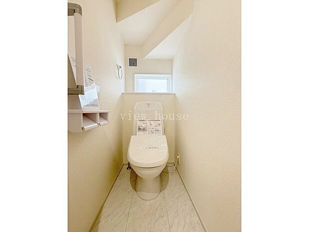 【1階トイレ】 温水洗浄便座付きでいつでも快適に御利用いただけます。