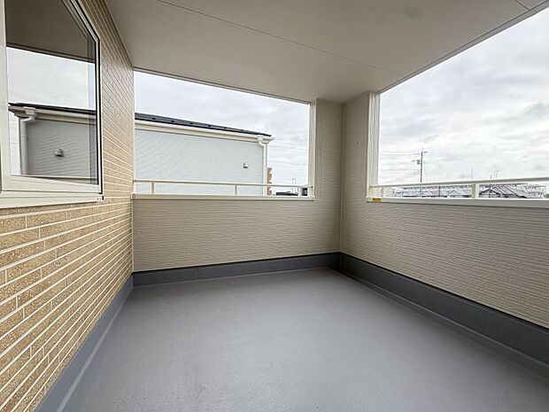 【インナーバルコニー】 ちょっとの雨ならお洗濯ものも守れる屋根付きバルコニー♪