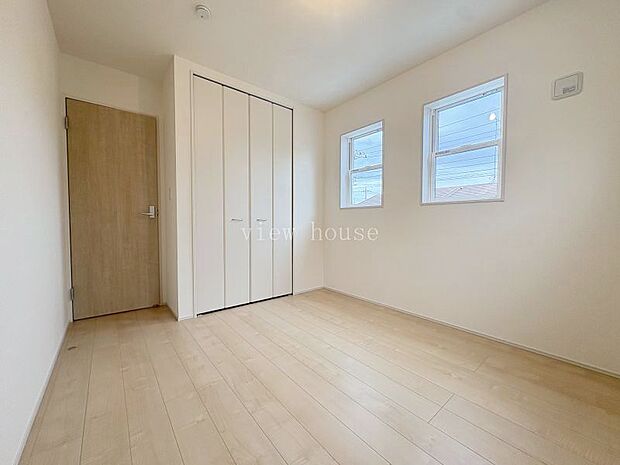 【洋室5.34帖】 クローゼット付きのお部屋です。