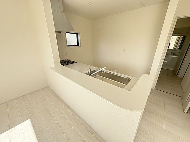 【カウンターキッチン】 ご飯できたよ〜！と配膳もしやすいカウンタータイプのキッチン♪