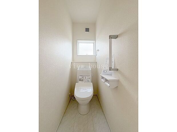 【１階トイレ】 温水洗浄便座機能付きでいつでも快適に御利用いただけます。