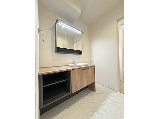 【洗面】 三面鏡付き♪ワイドタイプなので、何人かでも使いやすい♪