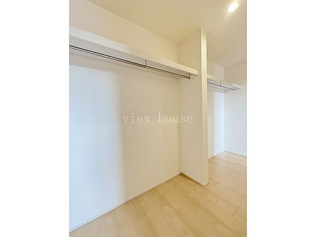 【ウォークインクローゼット】 上から下まで収納可能な枕棚ハンガーラック付き♪