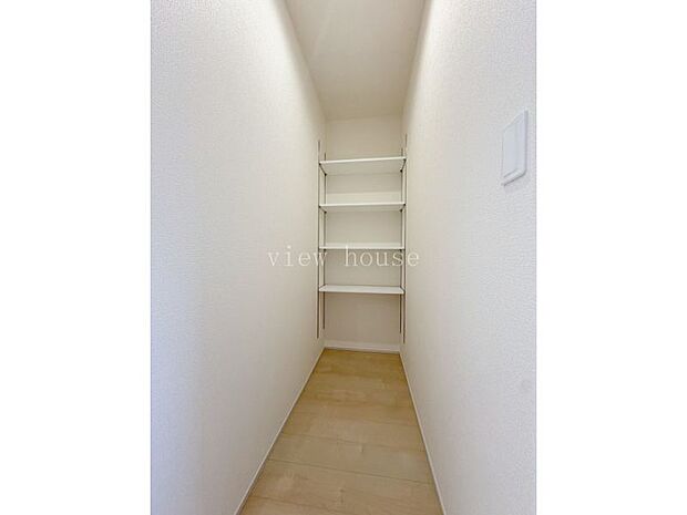 【パントリー】 ストック収納もできるパントリー付き♪