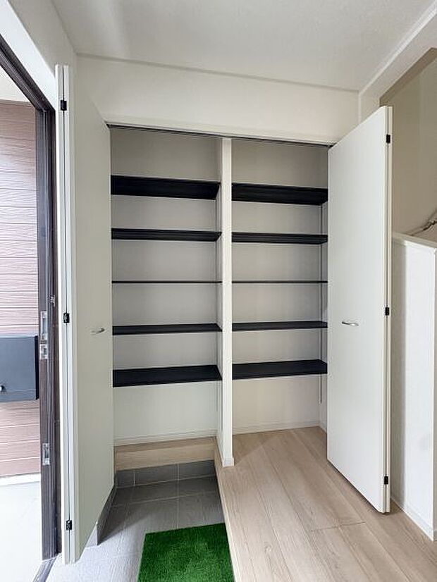 【玄関収納】 なんでも収納できるクローゼットタイプ♪