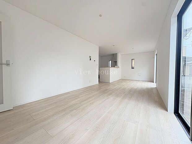 【LDK20.7帖】 広々20帖以上のリビングはお子様も走りまわっても大丈夫な広さです♪