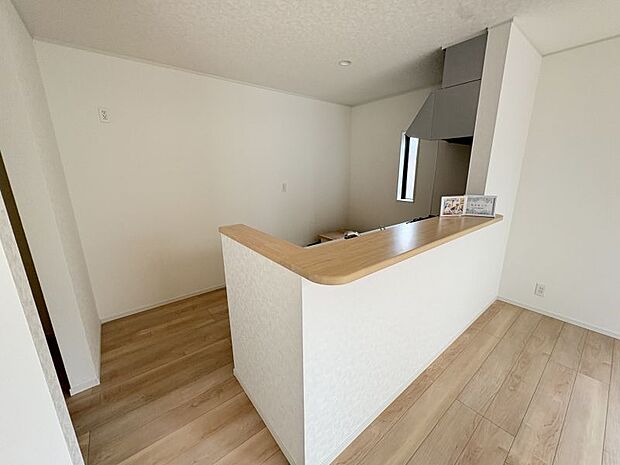 【カウンターキッチン】 お料理しながら家族との会話も弾むカウンターキッチン♪