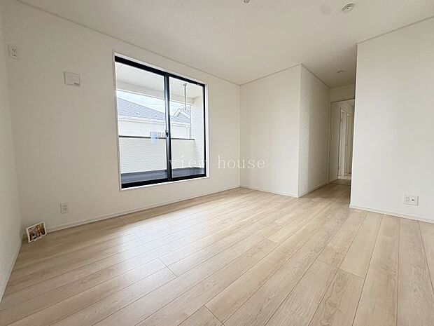 【洋室8帖】 主寝室におすすめバルコニーに面したお部屋です。