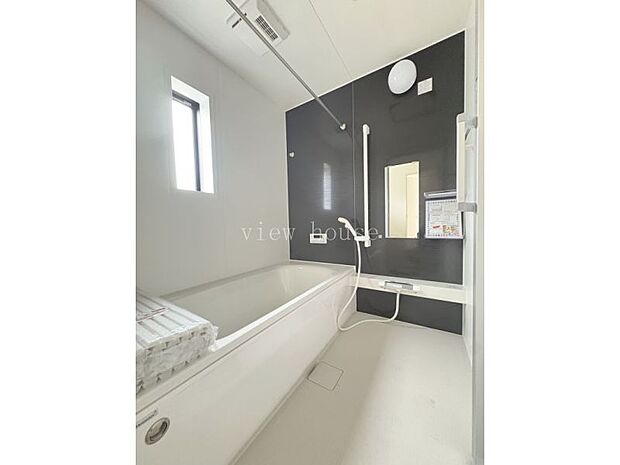 【浴室】 足を伸ばして1日の疲れもとれる1坪バスルームです。