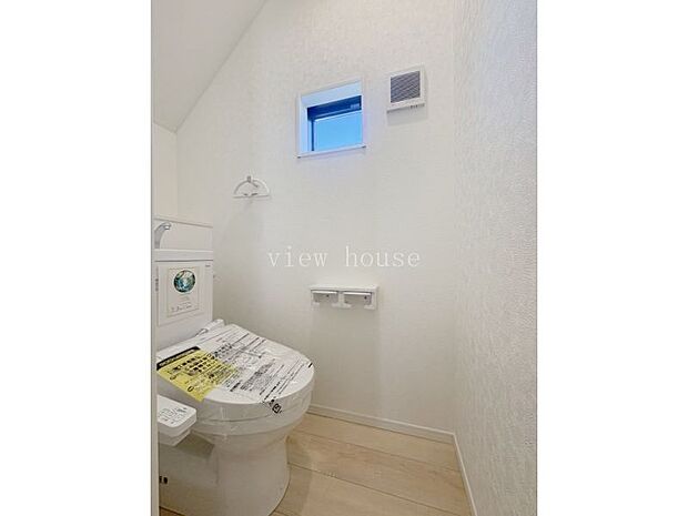 【1階トイレ】 温水洗浄便座付きでいつでも快適に御量いただけます。