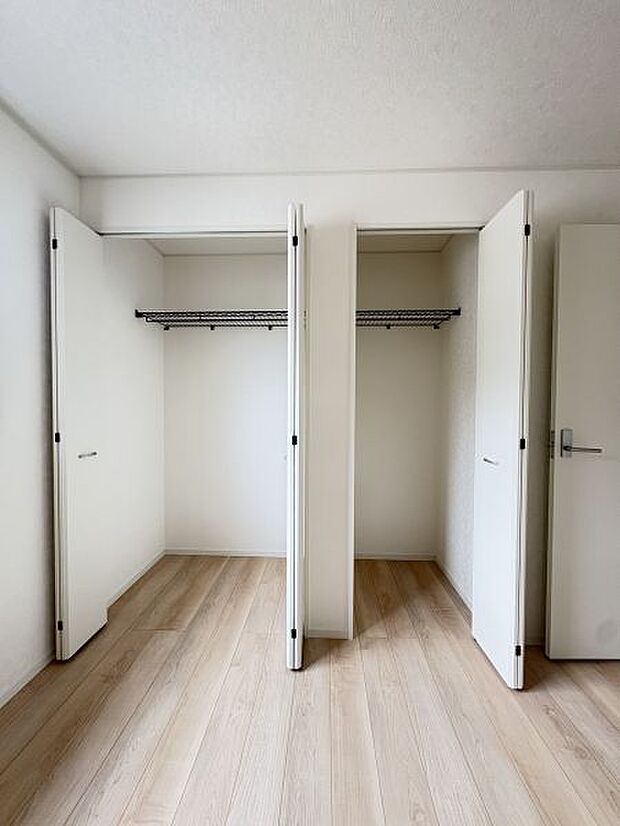 【クローゼット】 洋室7帖にあるクローゼットは2つに分かれていて使い勝手も良さそうです♪