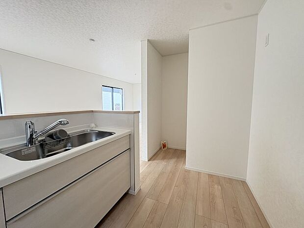 【パントリー】 キッチン横に食なども収納可能な食品庫♪