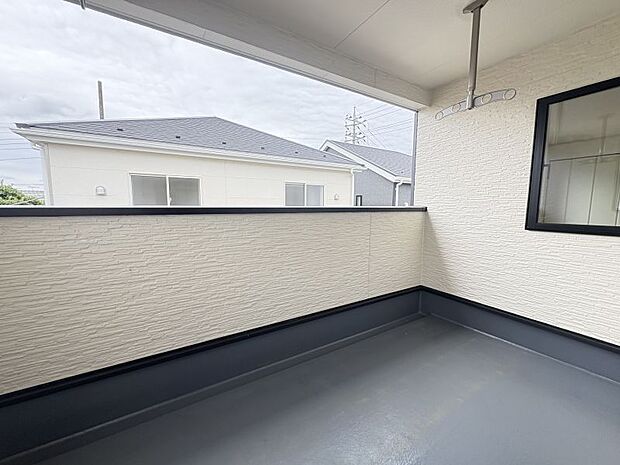 【インナーバルコニー】 屋根付きバルコニーなので、急な雨でもお洗濯物安心♪