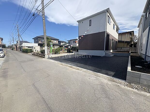 駐車は並列2台可能♪すっきりアスファルト舗装されていて草取りなどのお手入れも不要も嬉しいですね♪