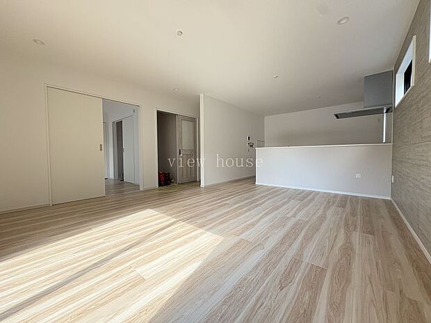 【LDK18.5帖】 リビング階段で、家族のコミニュケーションも取りやすいリビングです♪