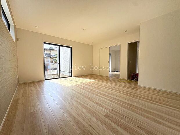 【LDK18.5帖】 洋室と隣接していて広々感じられるリビング♪