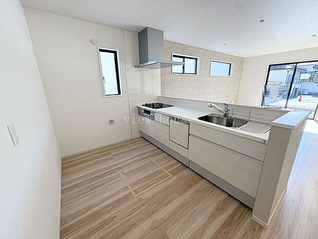 【システムキッチン】 スライド収納付き使い勝手も良いキッチンです。