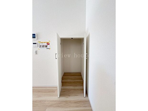 【キッチン横収納】 低めの収納ですが、ホットプレートなど大型調理器具の収納には便利です☆彡