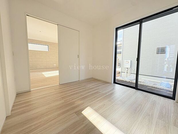 【洋室5.4帖】 リビングに隣接した洋室♪