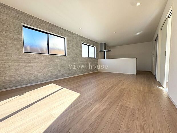 【ＬＤＫ１８帖】 木目調の床が安らぎの空間を演出してくれます。