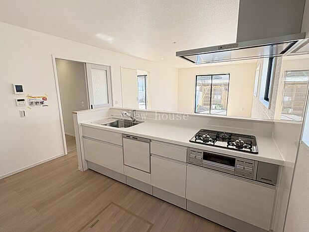 【システムキッチン】 カウンター越しに壁がなくリビングとのコミニュケーションも取りやすいキッチン♪