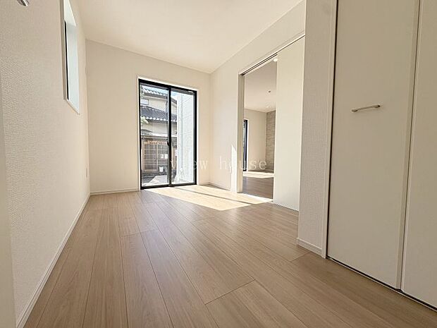 【洋室４．８帖】 １階洋室はお子様が小さいうちは子供部屋にもいいですね♪洋室なので転んでも痛くないフロアマットも敷きやすい♪