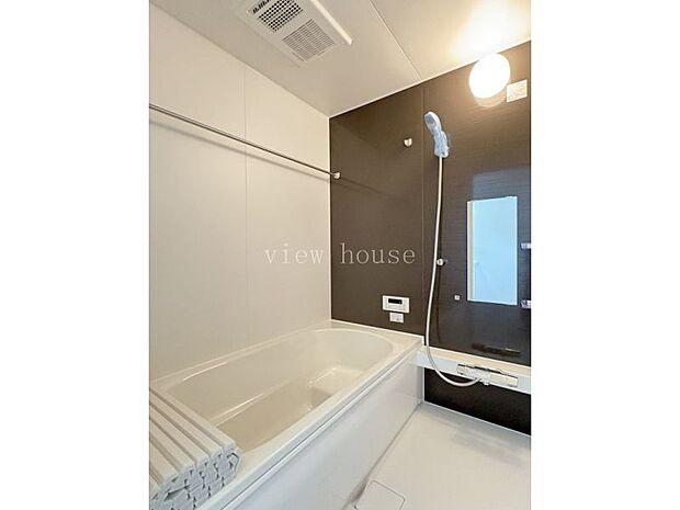 【浴室】 窓なしで掃除もラクラク♪２４時間換気システムがついているので換気も安心です。