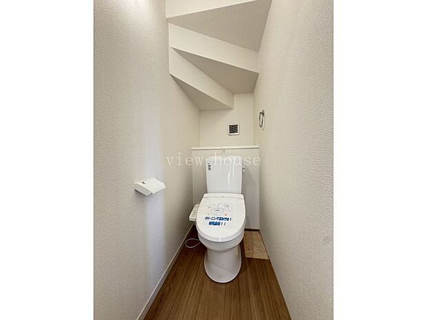 【１階トイレ】 階段下スペースを利用した１階トイレ♪