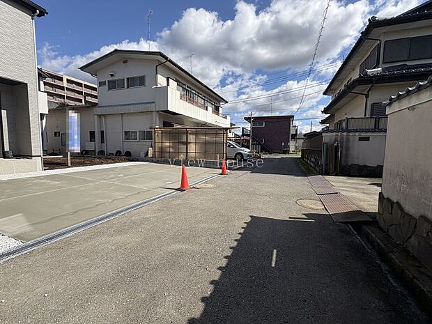 【駐車スペース】 並列３台可能です。