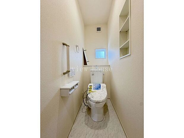 【１階トイレ】 温水洗浄便座付きでいつでも快適に御利用いただけます。