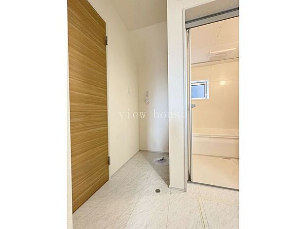 浴室隣が洗濯機置き場になります♪