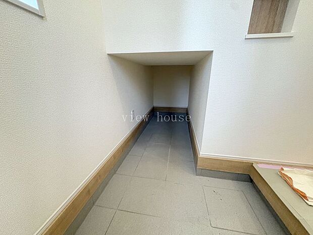 【土間収納】 低めの土間収納は防災用品などの収納にもおすすめです♪