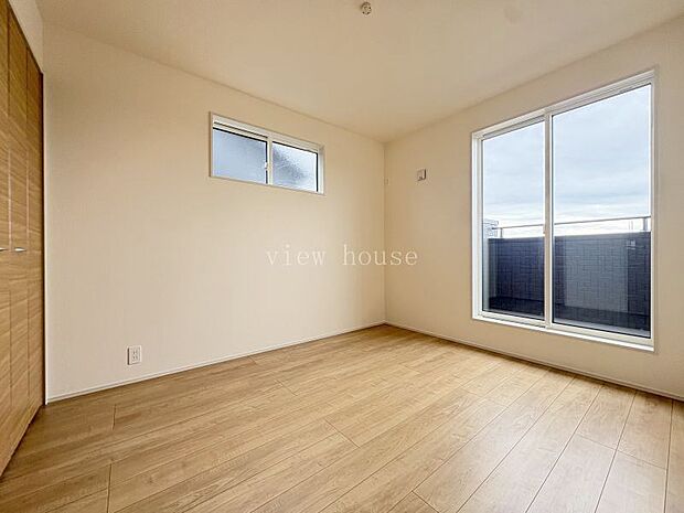 【洋室５．２５帖】 南面バルコニーに面した明るい洋室♪