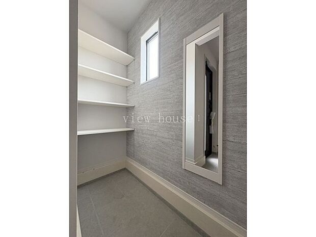 【シューズインクローク】 おしゃれなアクセントクロスに姿見付き☆彡