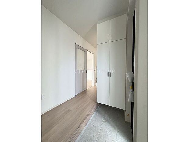 【玄関収納】 可動棚になっているので、ブーツなどの収納も可能です♪