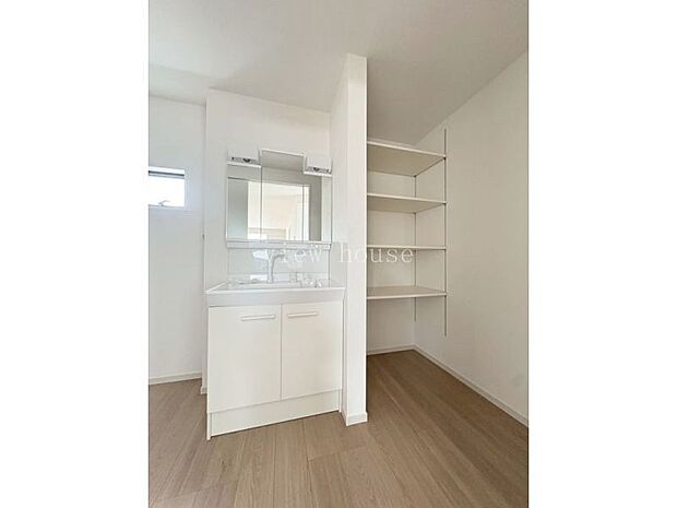 【洗面】 便利な可動棚の収納付き♪