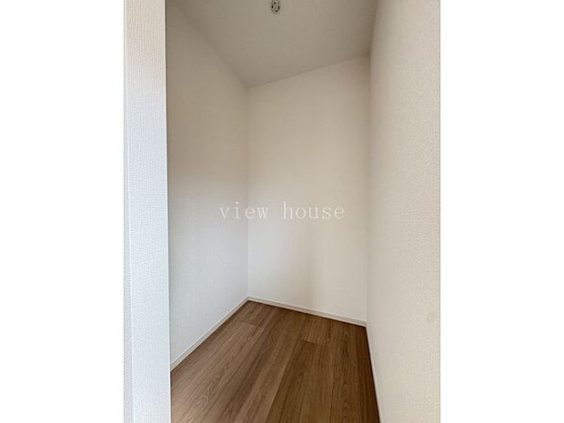 【ウォークインクローゼット】 お洋服好きの方も安心♪大容量収納が可能です。