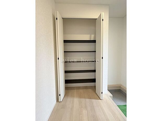 可動棚になっているので、お好きな高さに調整して収納できます。