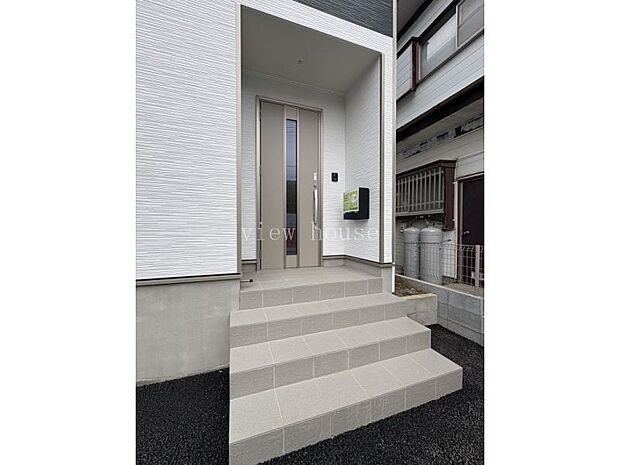 【玄関】 タッチキー搭載で玄関の開け閉めもラクラク♪