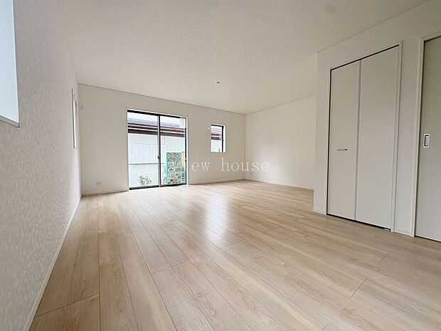 ソファーを置いてゆったりくつろげる広さのあるリビングです☆