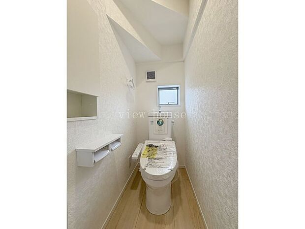 【1階トイレ】 便利な埋め込み式収納付き♪