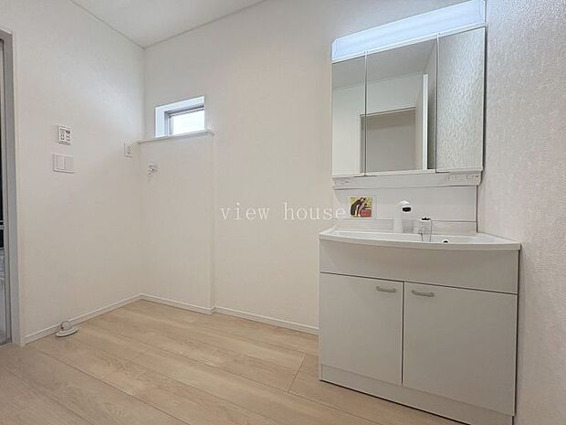 【洗面】 洗濯機を置いても大きめの収納も置ける広々パウダールーム♪