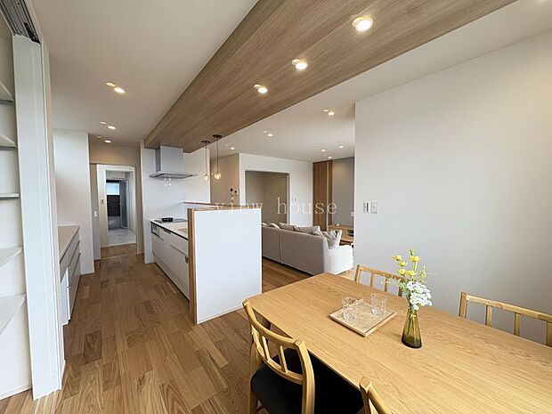 ダイニングスぺースはキッチン隣にあるので配膳もスムーズです。